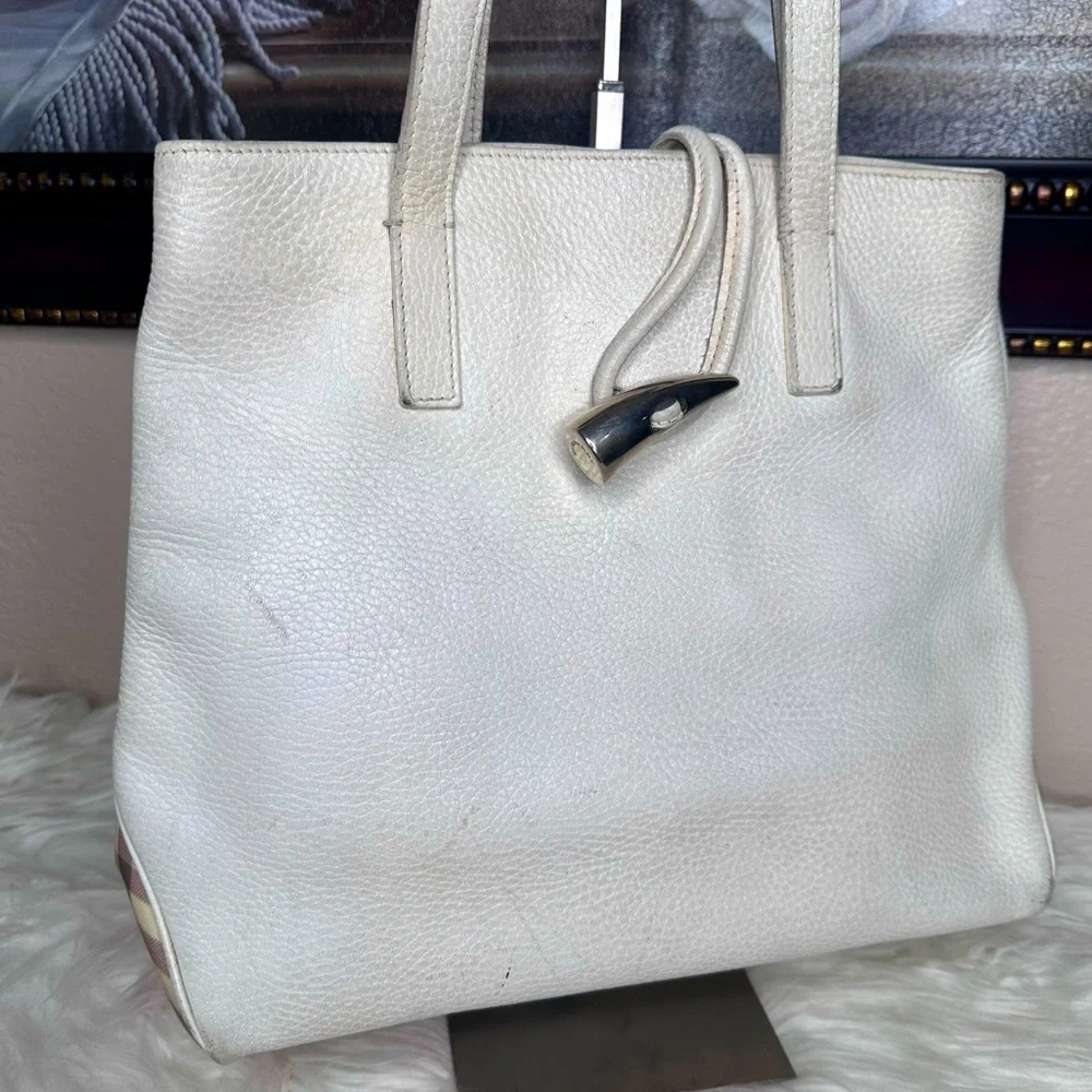 Elegant Burberry White Leather Tote Bag - Picture 2 of 16